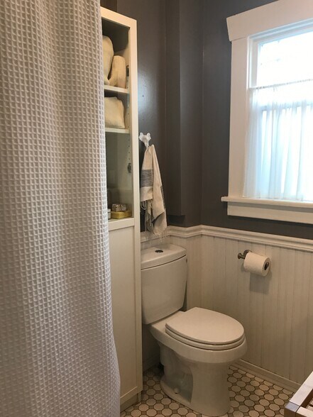Bathroom - 906 W Howe St