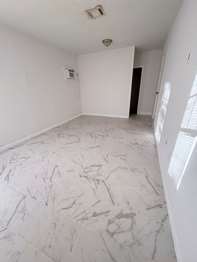 Building Photo - 3010 McCrarey Dr