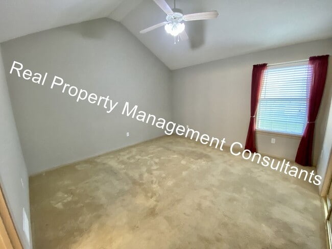 Building Photo - Updated 2 Bedroom Townhome