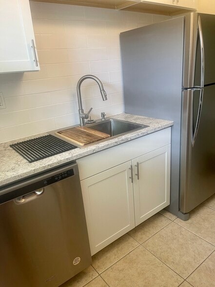 Kitchen - 300 SW 16th Ct