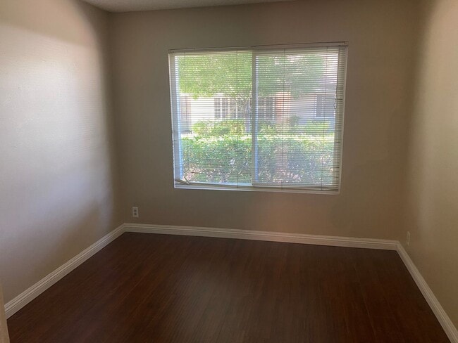 Building Photo - Townhome featuring a vintage floor plan