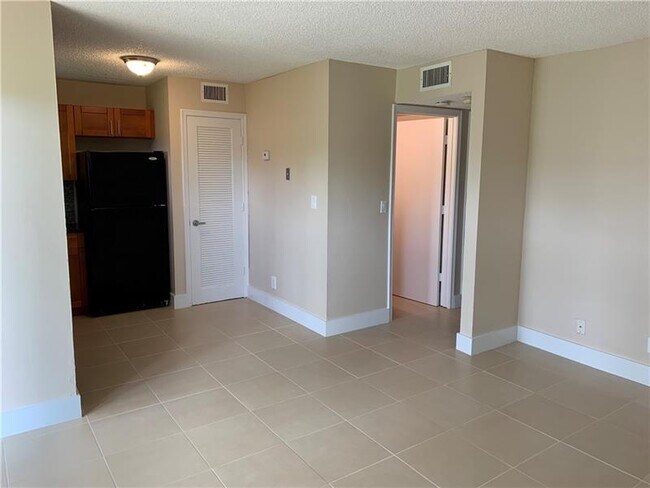 Building Photo - 5180 NE 6th Ave