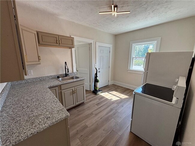 Building Photo - 3460 Ridge Ave