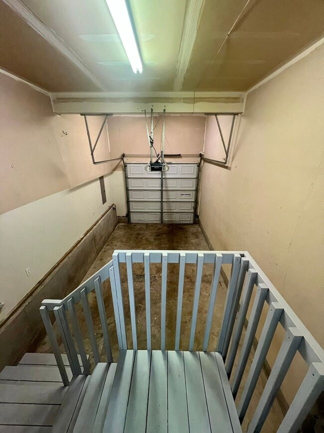 Building Photo - Rent Reduction; Pet Friendly Westside Dupl...