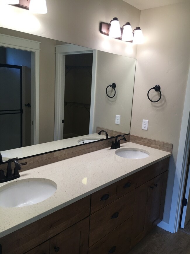 Building Photo - Beautiful Pahlisch home w/great floor plan...