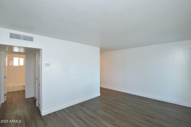 Building Photo - 1202 E Kaler Dr