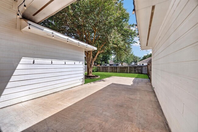Building Photo - 15307 Flemington Ave