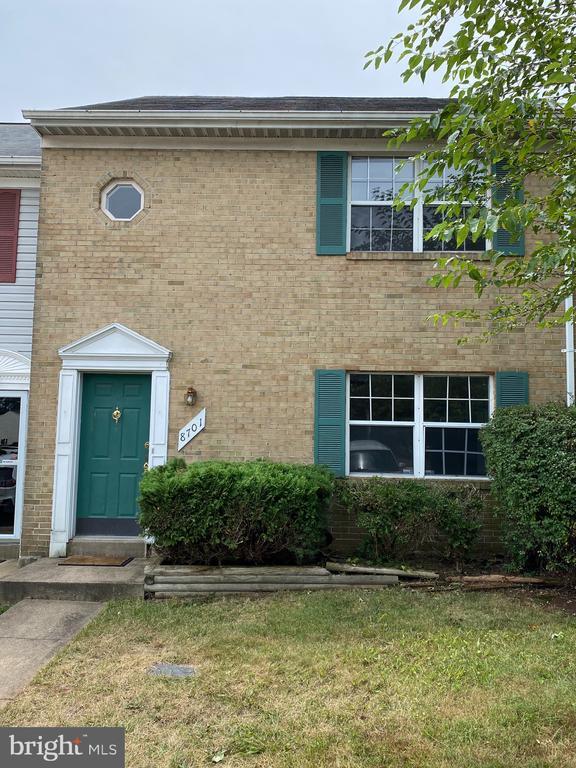 Building Photo - 8701 Point of Woods Dr