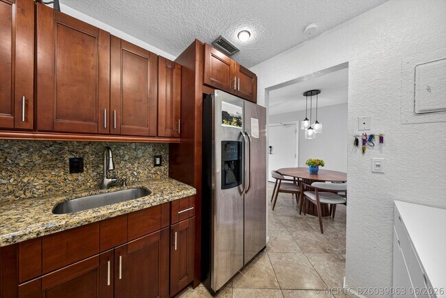 Building Photo - 6457 Bay Club Dr