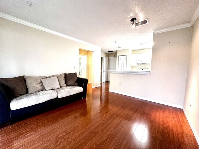 Building Photo - 1969 Summer Club Dr