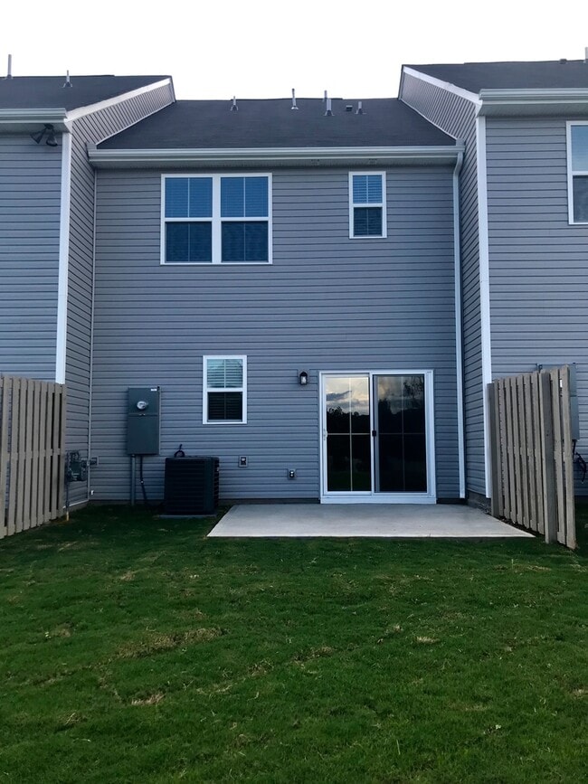 Building Photo - Beautiful 3 Bedroom, 2.5 Bath Townhome! Fr...