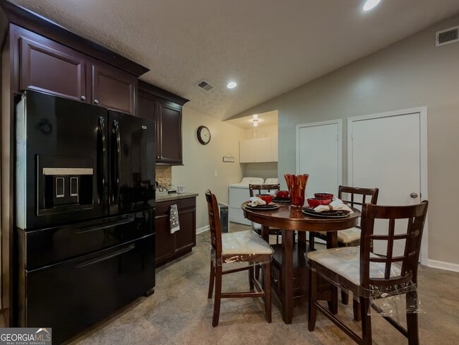 Building Photo - 580 Pineland Cir