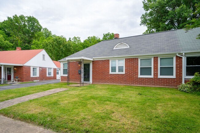 Building Photo - 3 Bed/1 Bath duplex
