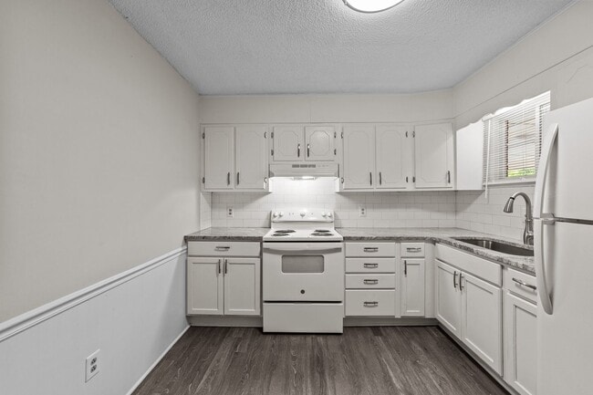 Building Photo - Updated Two Bedroom near Downtown Smithfie...