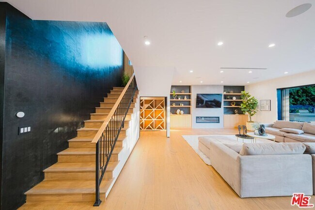 Building Photo - 5141 Varna Ave