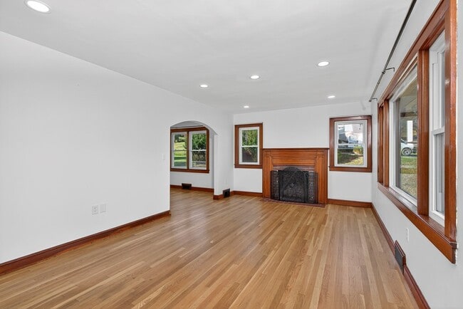 Building Photo - 250 Gillespie Dr NE