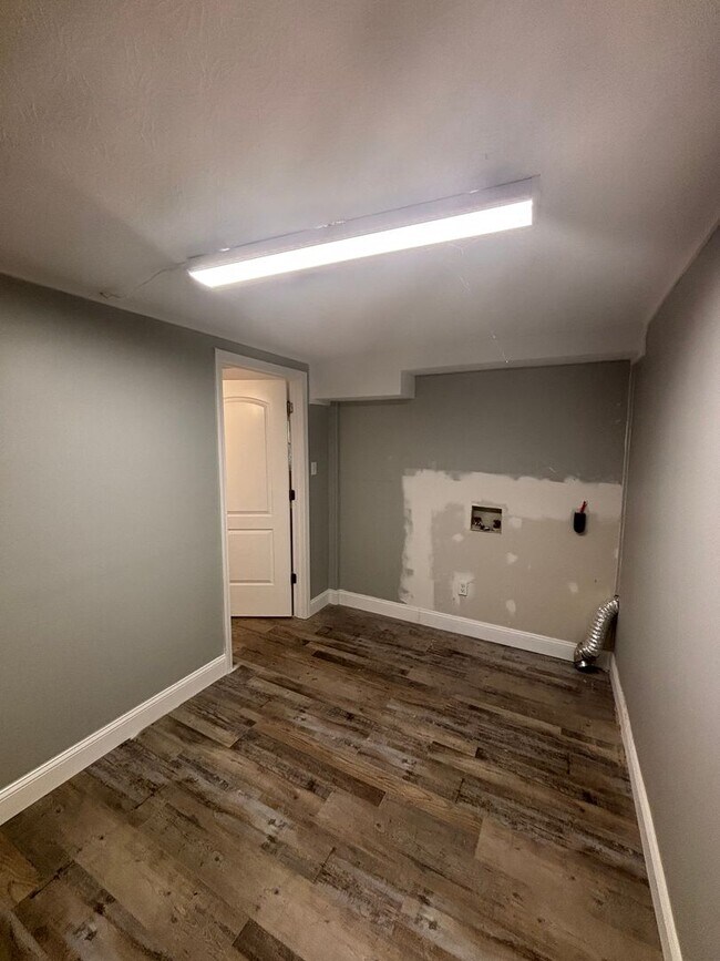 Building Photo - Freshly Renovated Rancher!