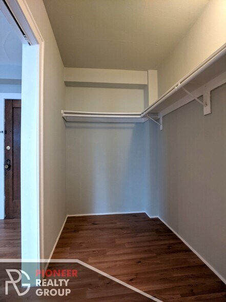 Building Photo - 739 W Belmont Ave