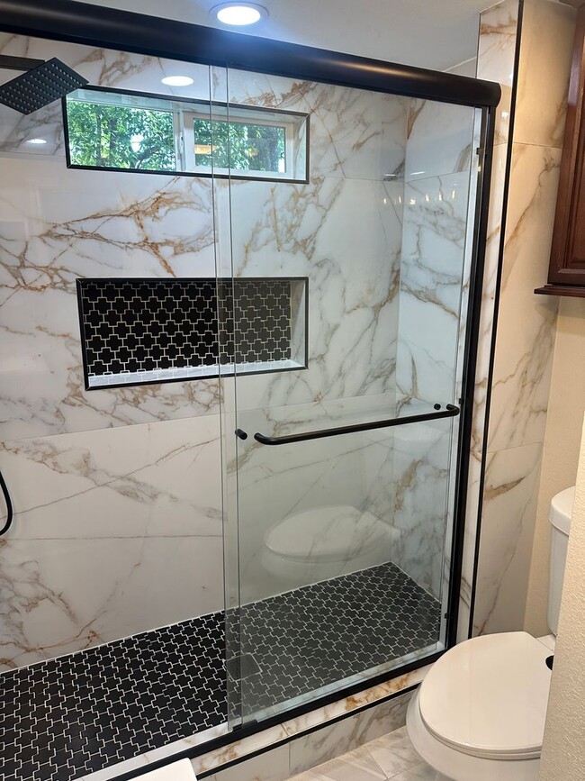 Building Photo - Large 5 Bedroom House in North Campus!