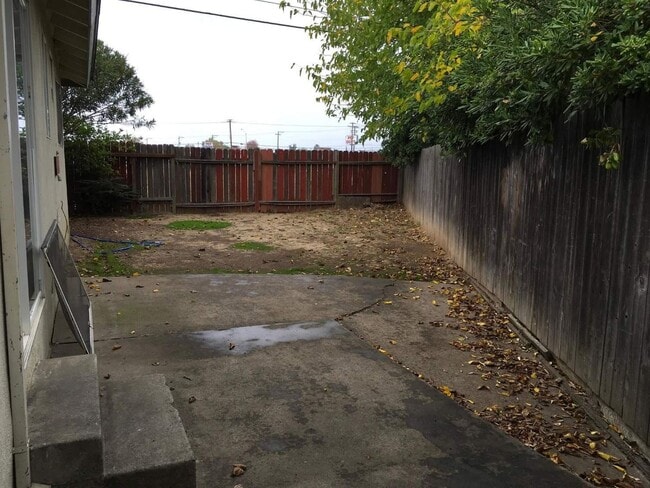 Building Photo - Duplex 2Bedrooms, 1Bathroom.