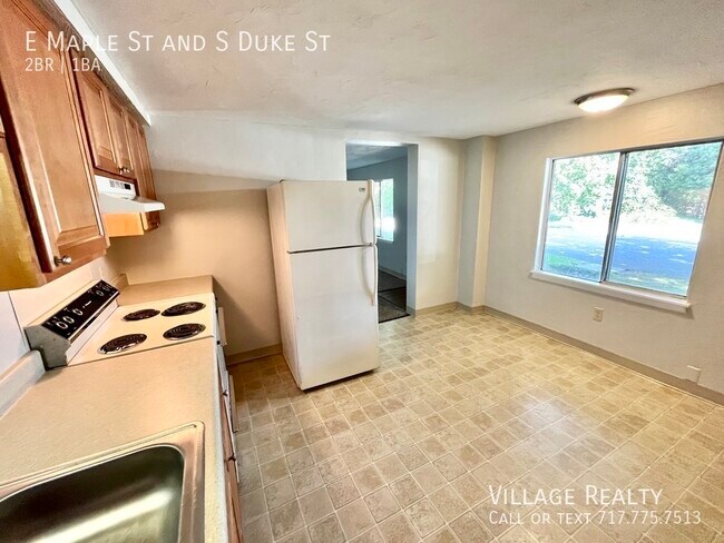 Building Photo - 461 E Maple St