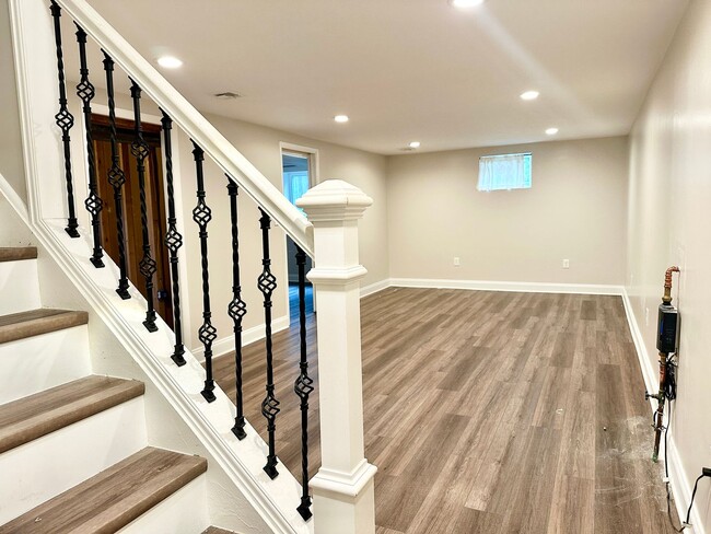 Building Photo - 5 Bedroom 2.5 Bathroom! Parking! Pets Welc...