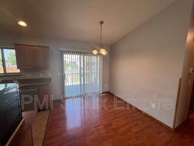 Building Photo - 4829 S Wilson Ave