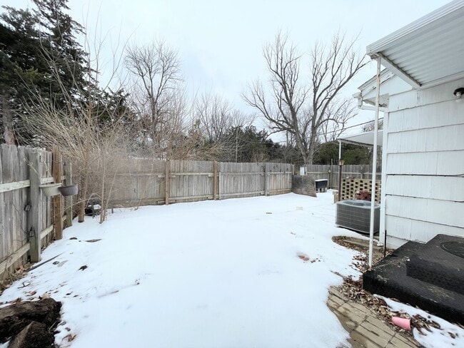 Building Photo - Spacious 2 bedroom home