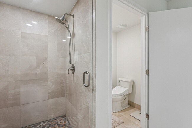 Building Photo - 2640 Lake Shore Dr