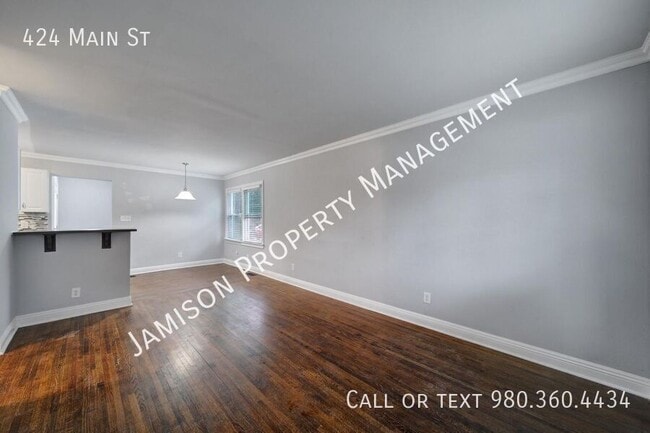 Building Photo - 424 Main St