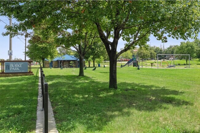 Building Photo - 1100 E 6th St