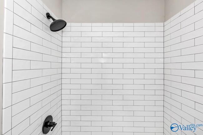 Building Photo - 4304 Lakeview Dr NW