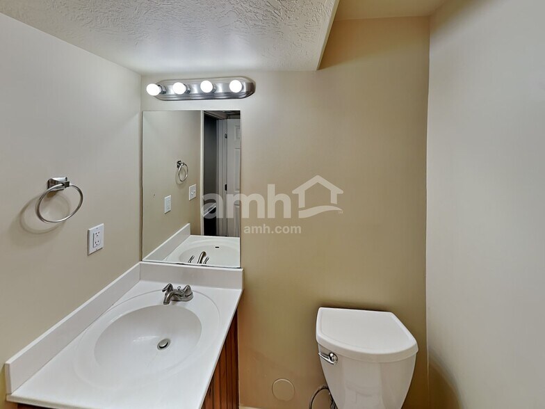 Building Photo - 854 W 1300 N