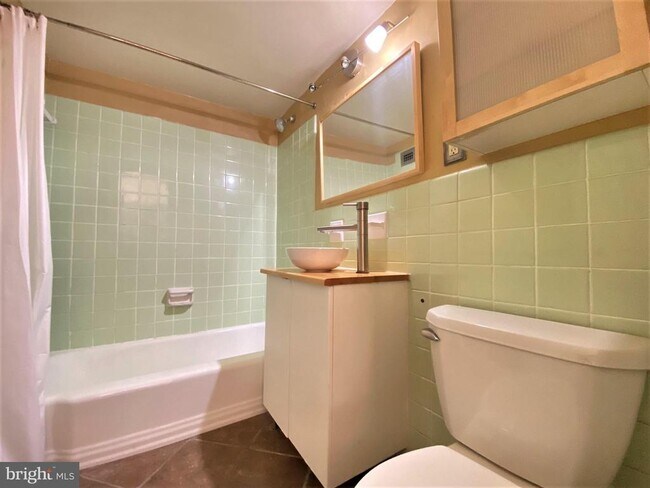 Building Photo - 922 24th St NW