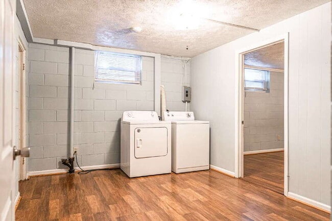 Building Photo - 555 N Leak St