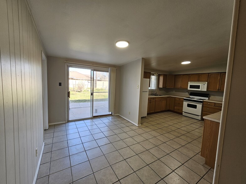 Sliding door out to your patio - 2805 Emerald Dr