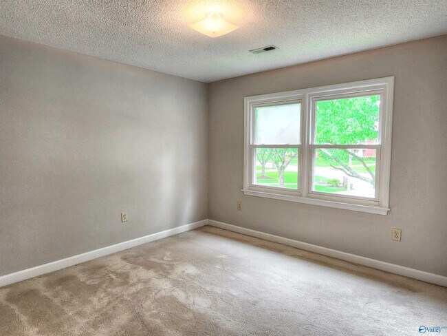 Building Photo - 120 Silver Creek Cir