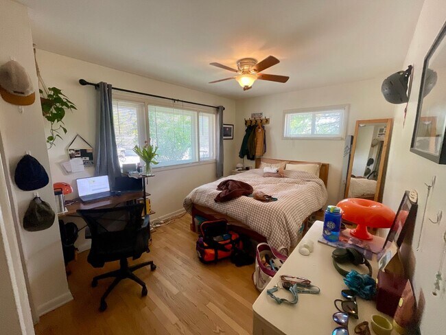 Building Photo - Expansive 5-bedroom, 2.5-bath home with incredible mountain views!