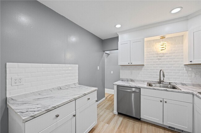 Building Photo - 325 1st St