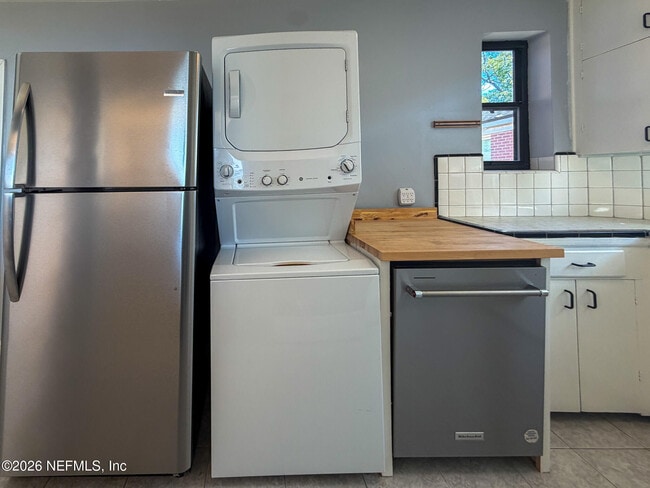 Building Photo - 1733 River Rd