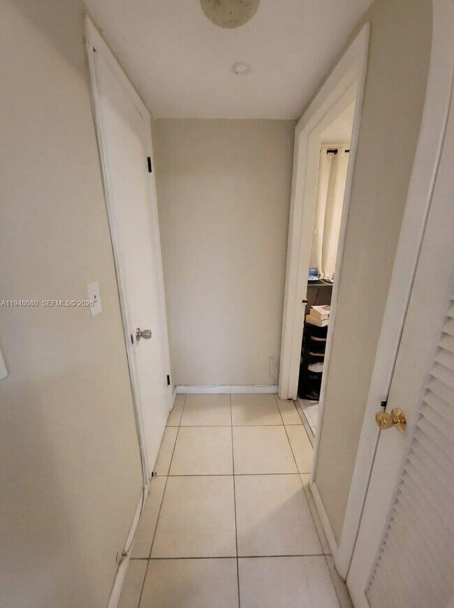 Building Photo - 1591 NE Miami Gardens Dr