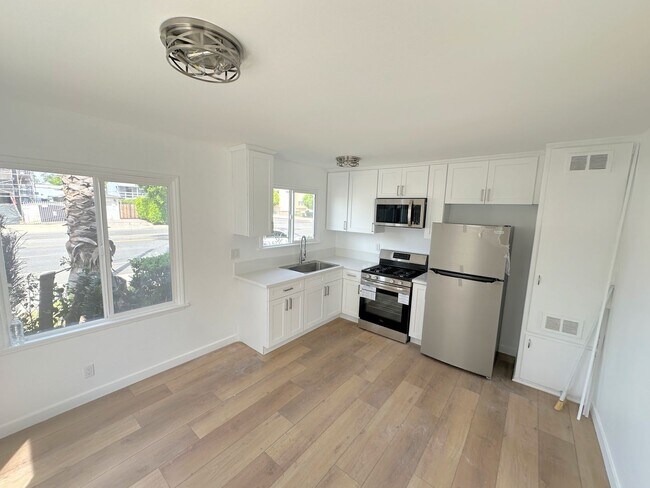 Building Photo - 2bd/1ba in Sherman Oaks w/ parking, washer/dryer in unit!