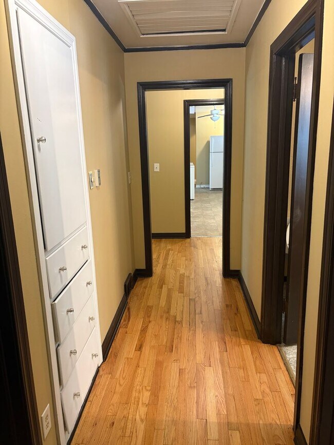 Building Photo - 873 W Clinton Dr