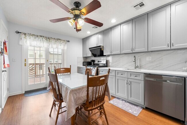 Building Photo - 77 W 17th St