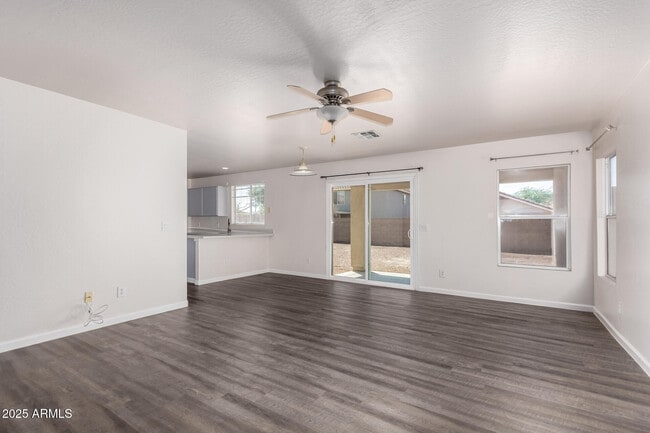 Building Photo - 11529 W Paradise Dr