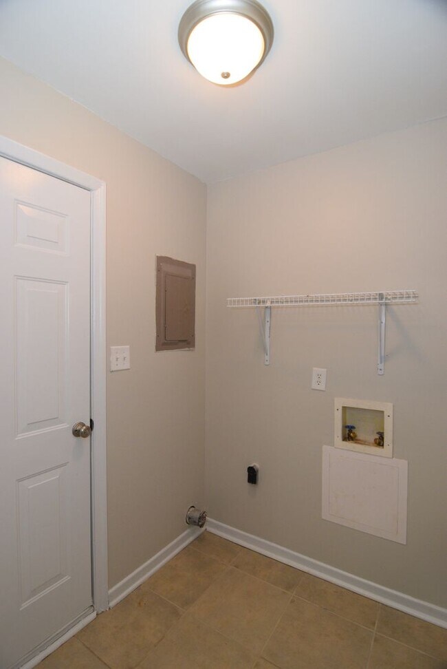 Building Photo - Renovated 3 Bed/2 Bath w/ Large Fenced Back Yard