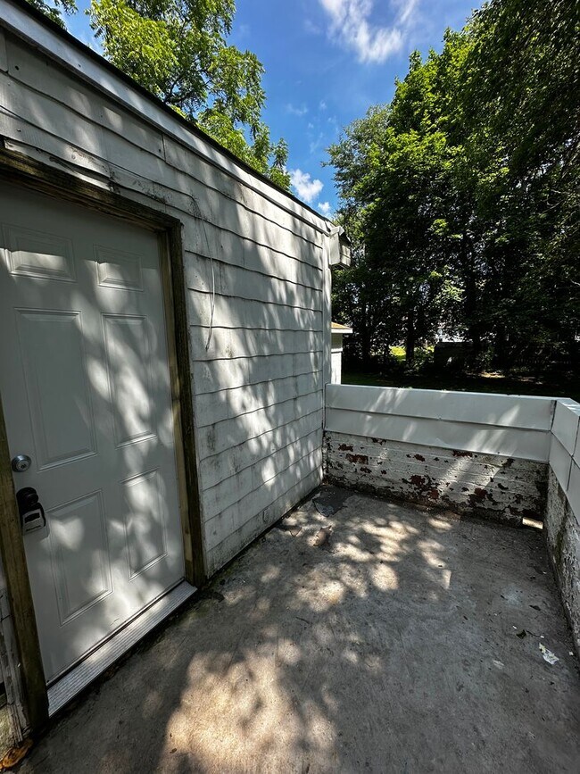 Building Photo - 723 W Shirland Ave