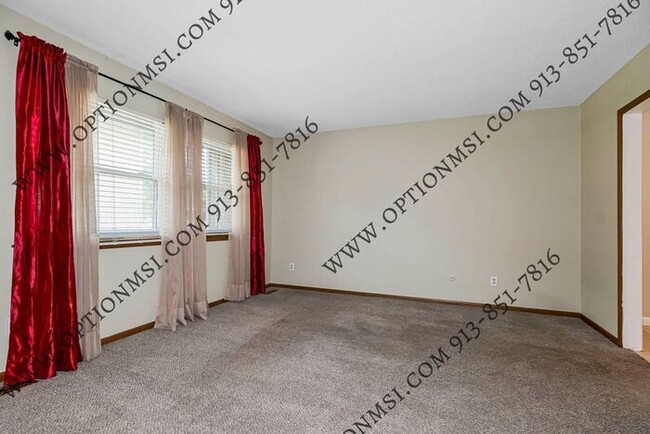 Building Photo - Spacious Townhome!