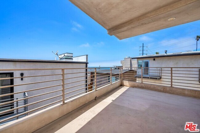 Building Photo - 308 Gull St