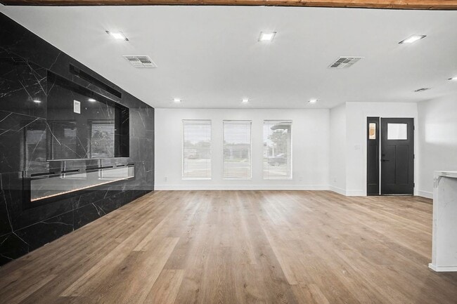 Building Photo - Tempe 5 bedroom 3 bath with pool and HUGE yard